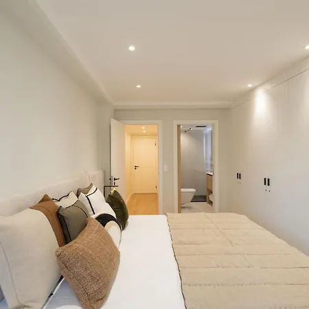 Superb 3 Bed Aprt In The Heart Of Monte Εστορίλ